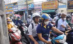 Người dân TPHCM chật vật dưới nắng gắt đi làm sau nghỉ lễ