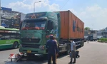Bị cuốn vào gầm xe container sau va chạm, người đàn ông tử nạn 