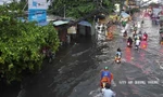 Mưa lớn kéo dài, nhiều tuyến đường TPHCM ngập nặng 