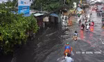Mưa lớn kéo dài, nhiều tuyến đường TPHCM ngập nặng 