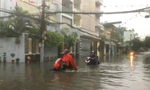 Nhiều tuyến đường TPHCM hóa sông sau mưa lớn, người dân vật vã chạy ngập