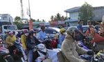 Người dân miền Tây 'mướt mồ hôi' trở lại TPHCM sau kỳ nghỉ lễ 