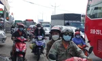 Bắt đầu kỳ nghỉ Lễ, giao thông cửa ngõ TPHCM 'căng thẳng'