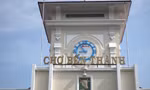 Người dân thích thú check-in sau khi chợ Bến Thành được 'thay áo mới'