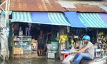 Triều cường đạt đỉnh, người dân TPHCM ‘be bờ’ ngăn nước