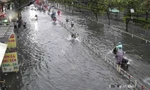 Mưa lớn giờ tan tầm, người dân TPHCM chật vật lội nước về nhà