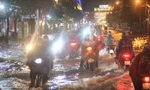 Mưa lớn vào giờ tan tầm, nhiều tuyến đường ở TPHCM tiếp tục ngập úng 