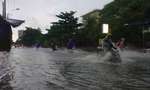 Hầm chui Tân Tạo thất thủ, người dân TPHCM 'khóc' trong cơn mưa