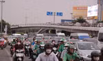 Dòng người ken cứng ở cửa ngõ sân bay Tân Sơn Nhất