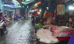 Tiểu thương khóc ròng sau cơn mưa tầm tã nhiều giờ ở TPHCM 
