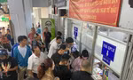 Người dân 'mướt mồ hôi' đi đổi giấy phép lái xe ở TPHCM