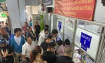 Người dân 'mướt mồ hôi' đi đổi giấy phép lái xe ở TPHCM