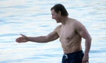 Tom Cruise cởi trần tắm biển giữa lúc con gái bỏ họ cha