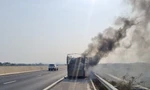 Xe tải cháy rụi trên cao tốc Phan Thiết - Dầu Giây