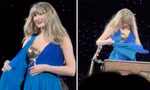 Taylor Swift bị tuột váy