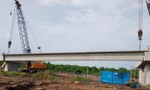 Cầu lớn nhất Vành đai 3 TPHCM lao lắp dầm đầu tiên