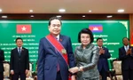 Chủ tịch Quốc hội nhận Huân chương Công trạng hạng Đại Thập tự của Campuchia