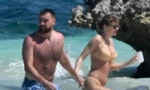 Taylor Swift khoe dáng với bikini, hôn đắm đuối bạn trai 