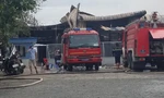 Cháy lớn kho hóa chất ở TPHCM, một người nguy kịch 