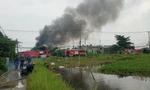 Xưởng nhựa vùng ven TPHCM bất ngờ bốc cháy dữ dội 
