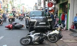 Lexus bất ngờ tông hàng loạt xe máy ở TPHCM