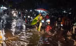 Triều cường đạt đỉnh, người dân TPHCM bì bõm lội nước về nhà 