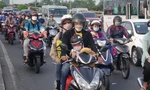 Người dân lỉnh kỉnh đồ đạc rời TPHCM về quê nghỉ Tết Dương lịch, cửa ngõ phía tây đông đúc