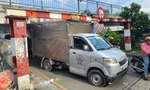 Chui qua thanh giới hạn chiều cao, xe tải mắc kẹt dưới cầu ở TPHCM