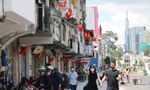 Đường phố TPHCM rực rỡ cờ hoa chào mừng 'Tết độc lập'