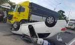 Xe ô tô lật ngửa giữa quốc lộ, 5 người may mắn thoát chết 