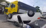 Xe ô tô lật ngửa giữa quốc lộ, 5 người may mắn thoát chết 