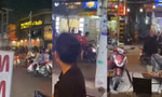 [CLIP] Nhóm thanh niên cầm hung khí rượt nhau, nghi do mâu thuẫn ‘giật cô hồn’ 