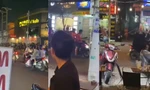 [CLIP] Nhóm thanh niên cầm hung khí rượt nhau, nghi do mâu thuẫn ‘giật cô hồn’ 
