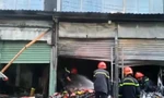 Chợ ở Thủ Đức phát hỏa trong đêm, 4 sạp hàng bị thiêu rụi