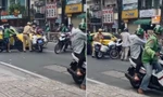 Xác minh clip ô tô tông ngã xe CSGT rồi... bỏ chạy 