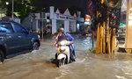 Mưa sầm sập ở TPHCM, nhiều đường phố lại ngập như sông