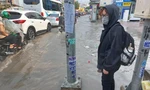 Sau cơn mưa chiều, người dân TPHCM bì bõm lội nước về nhà