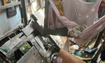 Sập 2 nhà ven kênh ở TPHCM