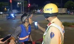 TPHCM: Điều tra vụ CSGT bị ném đá vào đầu khi kiểm tra nồng độ cồn 