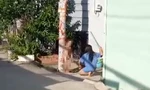 Người phụ nữ dùng chổi đánh bé trai 8 tuổi không mặc quần áo ở TPHCM