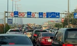Xe container tông dải phân cách trên cầu Sài Gòn, giao thông ùn ứ ngày đầu tuần 