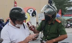 Kiểm tra nồng độ cồn cả ngày lẫn đêm ở TPHCM: Thổi là vi phạm 