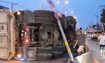 Xe ben lật trên quốc lộ ở cửa ngõ TPHCM, giao thông ùn ứ nhiều giờ
