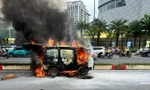 Xe tải bốc cháy dữ dội khi đang lưu thông trên đường ở TPHCM