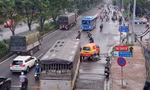 Ô tô tông liên hoàn 4 xe trước chợ đầu mối ở TPHCM, 2 người tử vong