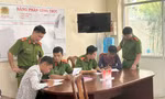 Dán 5.000 tờ quảng cáo hút hầm cầu trên cột điện mỗi đêm ở TPHCM