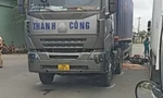 Xe máy va chạm container, 2 mẹ con tử vong