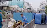 Xe tải lật ngang trên cầu chữ Y ở TPHCM 