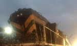 Tàu khách trật bánh do va chạm xe container