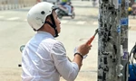 Dán quảng cáo lên cột điện TPHCM, người vi phạm bị bắt đi cạo bỏ